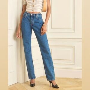 Vintage Levi’s 516 high-waisted medium-wash jeans. 💙